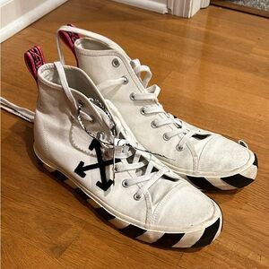 Off-White Mid Top Vulcanized “White Black” Sneaker